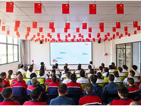 铭记历史珍爱和平，砥砺奋进开创未来！欧能机械集体观看胜利日纪念大会