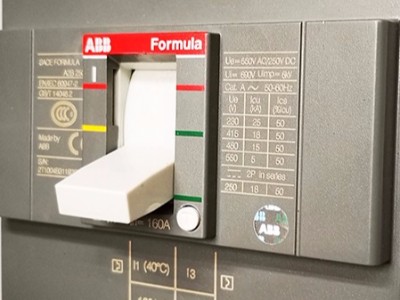 模温机空气开关型号怎么?。俊概纺芑怠褂叛BB进口品牌元件