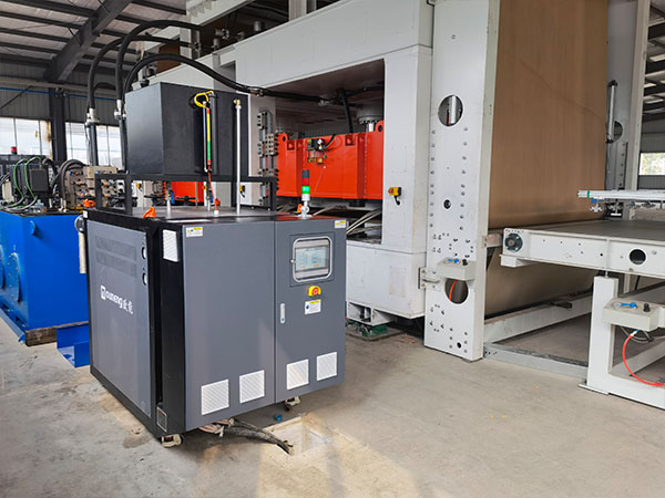 汽车内外饰生产，热压板成型油加热器助您控温