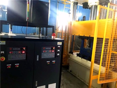 冷热油切换模温机的优点？「欧能机械」从碳纤维模压成型说起