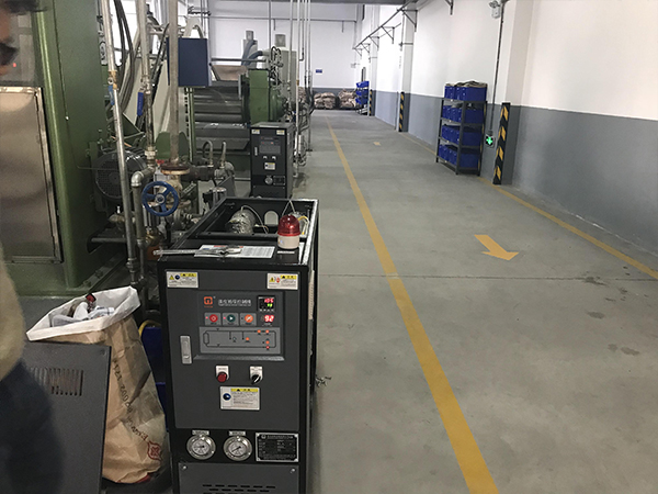 成型塑料模温机助力挤出压板制造，创新塑料片材生产技术